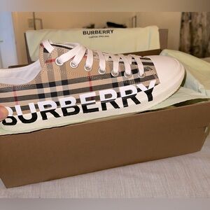 Burberry Men’s shoes,size 10(44 EU) vintage check